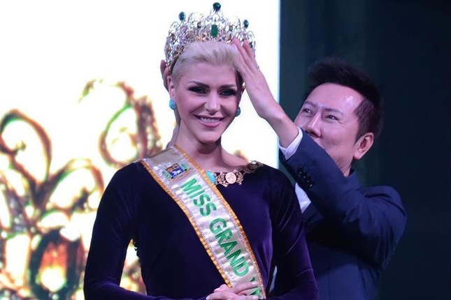Miss Grand Venezuela 2022 bất ngờ từ bỏ danh hiệu, đối thủ cũ của Kim Duyên được chọn thay thế - Ảnh 3.