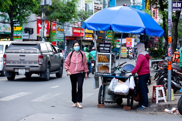 Ảnh: Khi vỉa hè không còn dành cho người đi bộ - Ảnh 1.