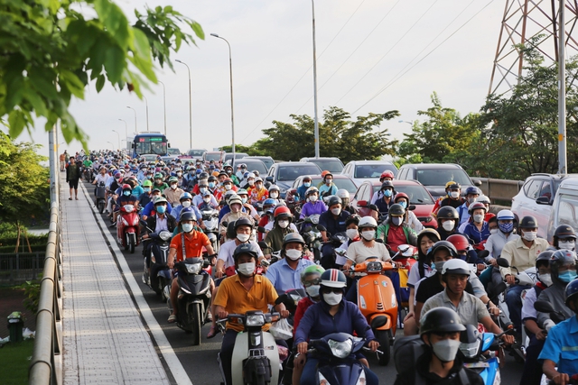 Ảnh: Người dân Hà Nội và TP.HCM mệt mỏi vì tắc đường trong ngày đầu tiên đi làm sau kỳ nghỉ lễ và đưa con đến trường khai giảng - Ảnh 2.