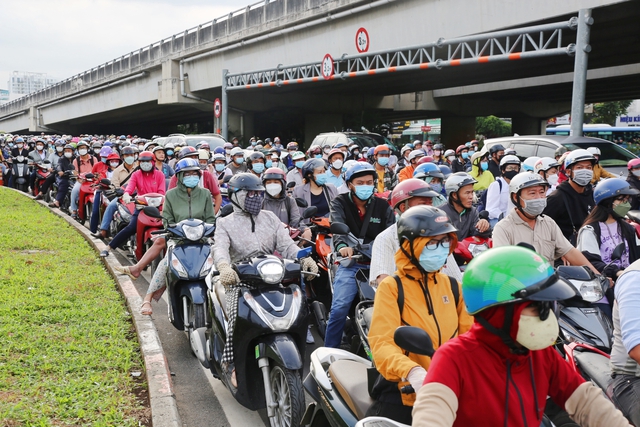 Ảnh: Người dân Hà Nội và TP.HCM mệt mỏi vì tắc đường trong ngày đầu tiên đi làm sau kỳ nghỉ lễ và đưa con đến trường khai giảng - Ảnh 3.