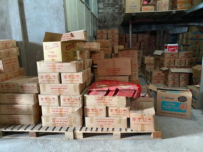 Phát hiện hơn 3.000 bánh trung thu, đồ chơi trẻ em không rõ nguồn gốc, xuất xứ - Ảnh 1.