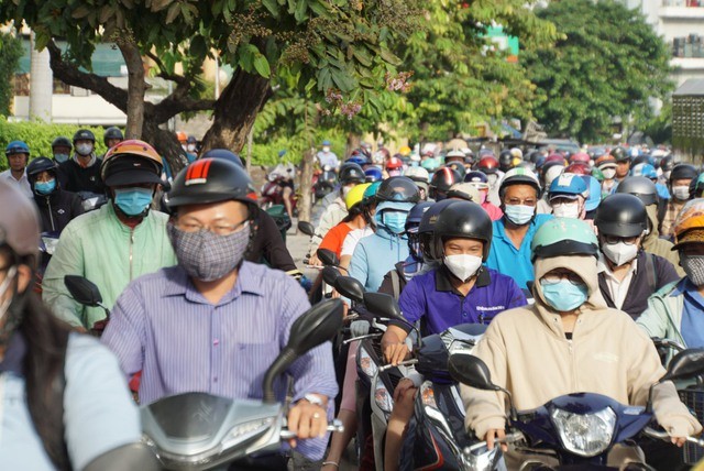 Ảnh: Người d&acirc;n H&agrave; Nội v&agrave; TP.HCM mệt mỏi v&igrave; tắc đường trong ng&agrave;y đầu ti&ecirc;n đi l&agrave;m sau kỳ nghỉ lễ v&agrave; đưa con đến trường khai giảng - Ảnh 15.