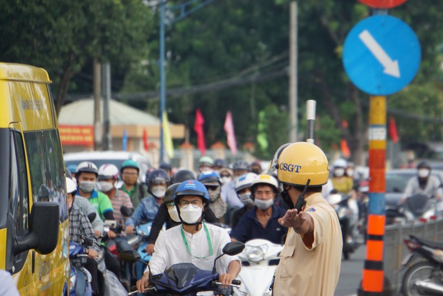 Ảnh: Người d&acirc;n H&agrave; Nội v&agrave; TP.HCM mệt mỏi v&igrave; tắc đường trong ng&agrave;y đầu ti&ecirc;n đi l&agrave;m sau kỳ nghỉ lễ v&agrave; đưa con đến trường khai giảng - Ảnh 18.