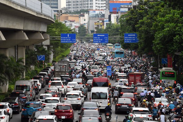 Ảnh: Người d&acirc;n H&agrave; Nội v&agrave; TP.HCM mệt mỏi v&igrave; tắc đường trong ng&agrave;y đầu ti&ecirc;n đi l&agrave;m sau kỳ nghỉ lễ v&agrave; đưa con đến trường khai giảng - Ảnh 23.