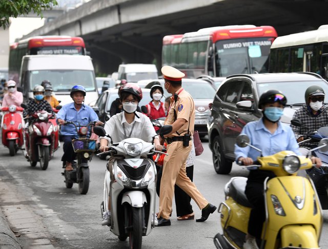 Ảnh: Người dân Hà Nội và TP.HCM mệt mỏi vì tắc đường trong ngày đầu tiên đi làm sau kỳ nghỉ lễ và đưa con đến trường khai giảng - Ảnh 28.