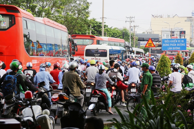 Ảnh: Người dân Hà Nội và TP.HCM mệt mỏi vì tắc đường trong ngày đầu tiên đi làm sau kỳ nghỉ lễ và đưa con đến trường khai giảng - Ảnh 5.