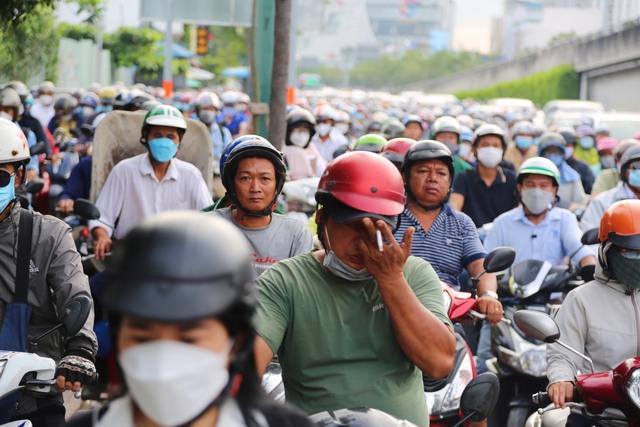 Ảnh: Người d&acirc;n H&agrave; Nội v&agrave; TP.HCM mệt mỏi v&igrave; tắc đường trong ng&agrave;y đầu ti&ecirc;n đi l&agrave;m sau kỳ nghỉ lễ v&agrave; đưa con đến trường khai giảng - Ảnh 9.