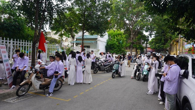 Đến muộn giờ khai giảng, nhiều học sinh một trường tại Thanh Hóa không được vào, phải ra về - Ảnh 3.