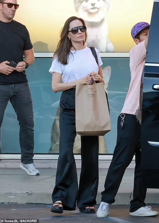 Pax Thiên hộ tống mẹ Angelina Jolie đi mua sắm - Ảnh 4.