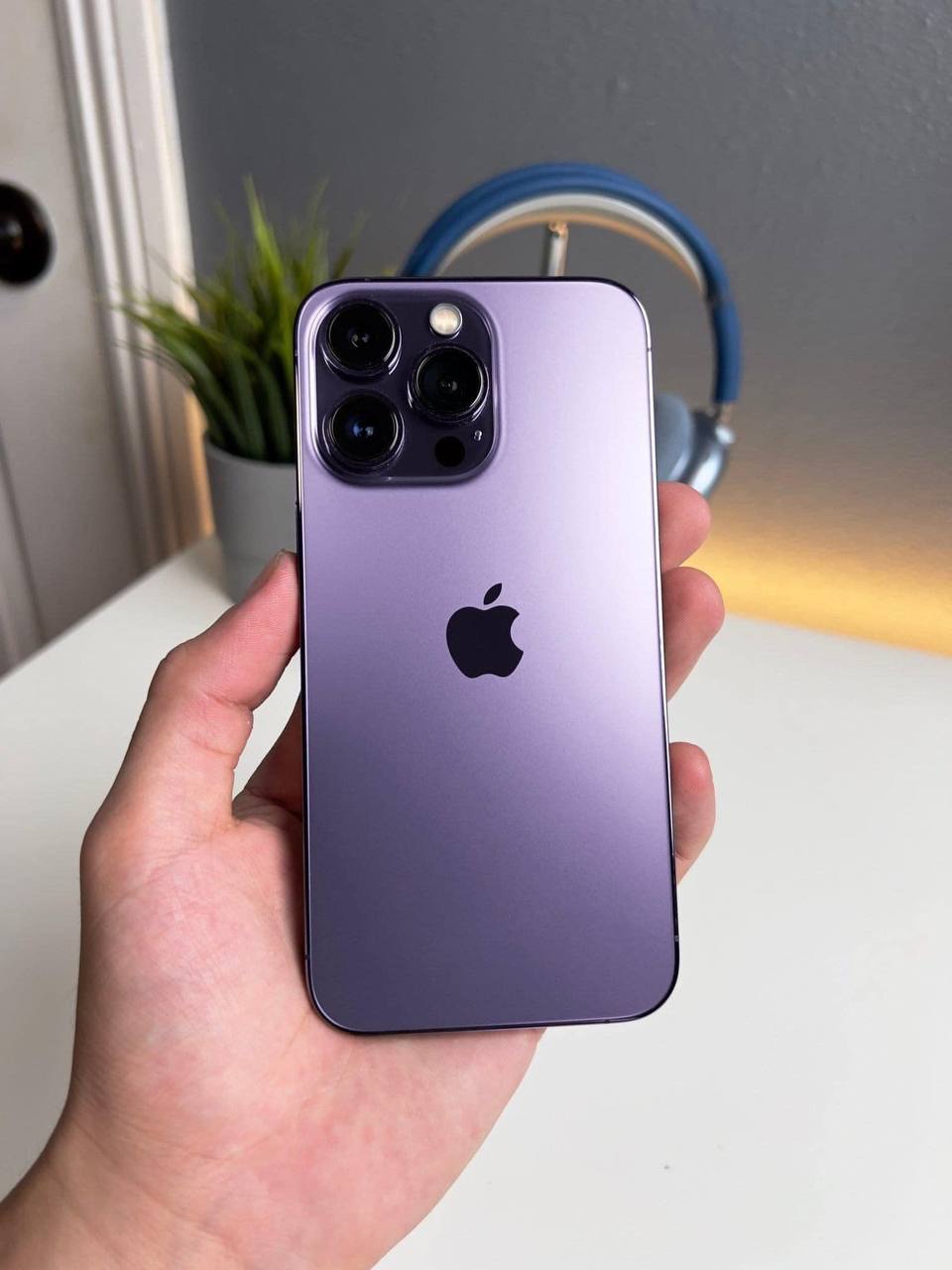 Màu sắc và thiết kế iPhone 14 Pro là điểm nhấn cực kỳ độc đáo. Bạn sẽ đắm chìm trong màu sắc tươi sáng, sang trọng trong thiết kế toàn diện của điện thoại này.