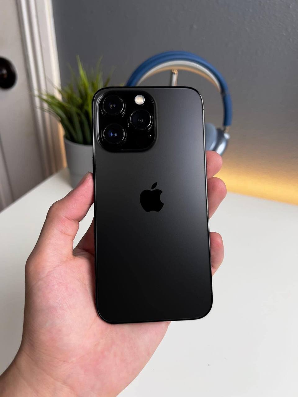 Cùng ngắm iPhone 14 Pro với thiết kế độc đáo và màu sắc tuyệt đẹp! Sản phẩm này chắc chắn sẽ khiến bạn phải trầm trồ ngay từ cái nhìn đầu tiên.