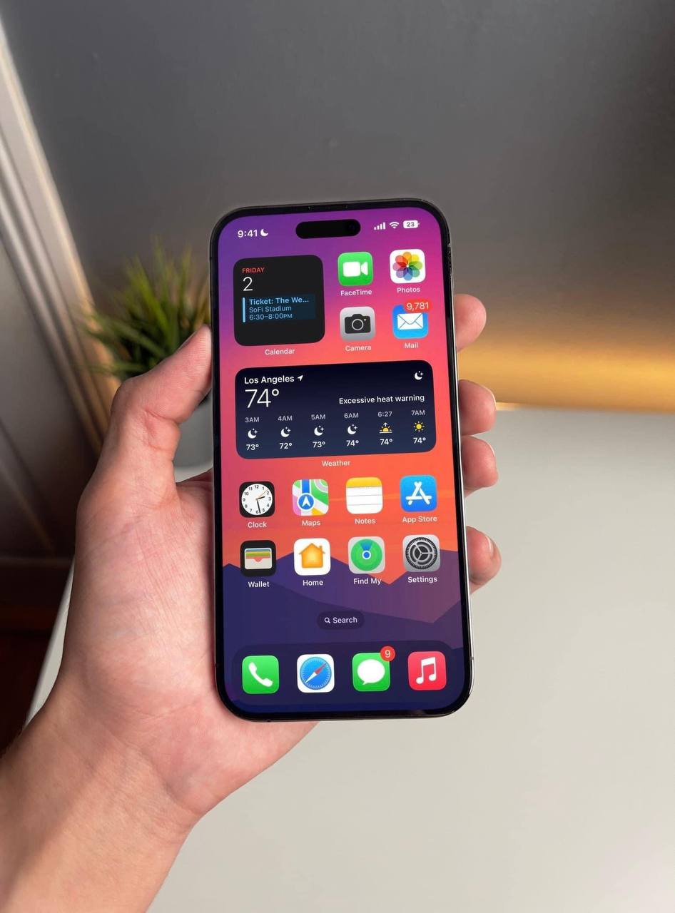 iPhone 14 Pro với thiết kế tinh tế và màu sắc độc đáo sẽ khiến bạn đắm chìm trong khung hình cực kỳ sang trọng và đẳng cấp. Chắc chắn rằng bạn sẽ cảm thấy sung sướng và hài lòng khi sở hữu thiết bị này.