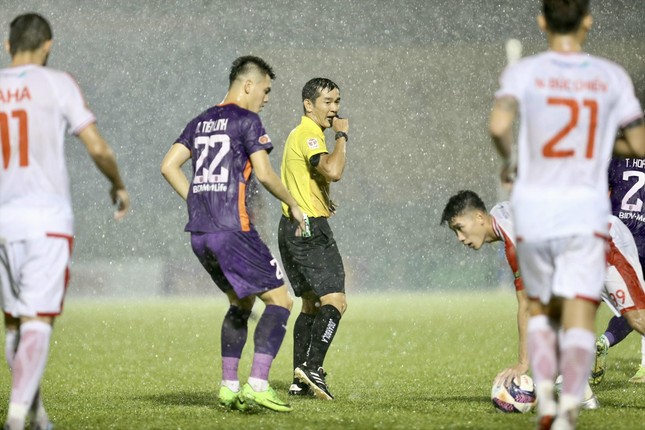 Nóng chuyện trọng tài, từ V-League đến Premier League - Ảnh 1.