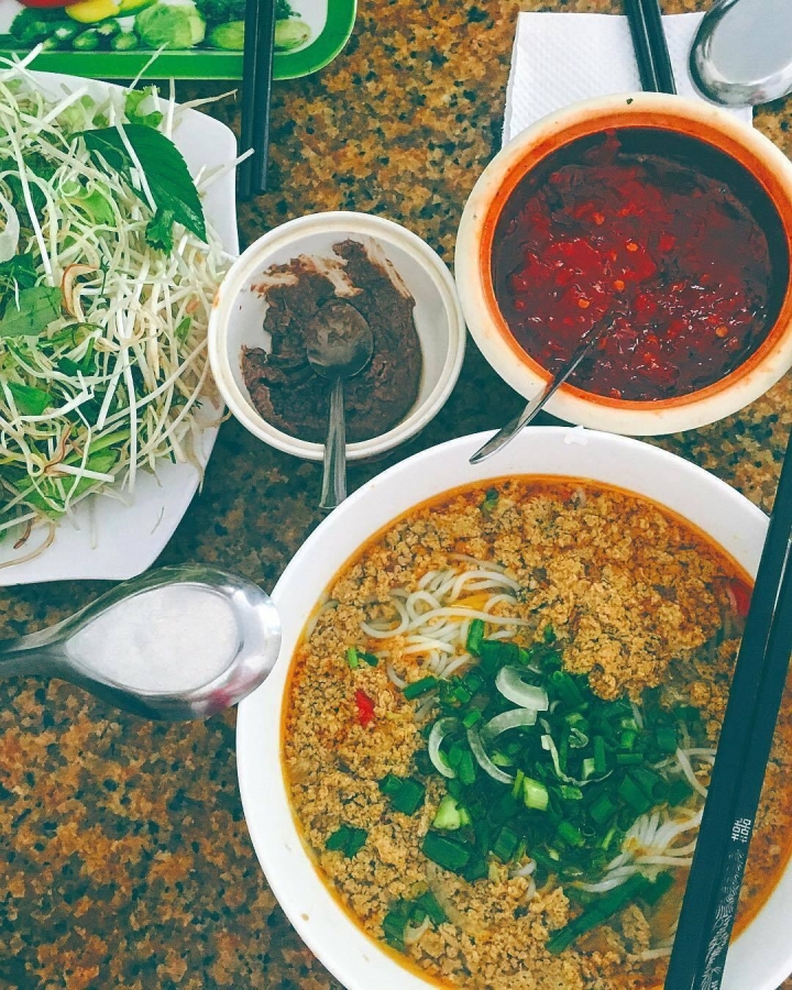 Món ăn nức tiếng Quy Nhơn nhìn ngỡ bún riêu, nếm thử mới thấy hương vị ...