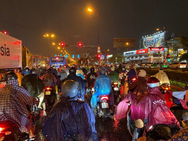 Người d&acirc;n TP.HCM vật v&atilde; trong nước ngập v&agrave; kẹt xe sau cơn mưa lớn - Ảnh 12.