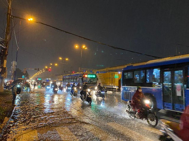 Người d&acirc;n TP.HCM vật v&atilde; trong nước ngập v&agrave; kẹt xe sau cơn mưa lớn - Ảnh 13.