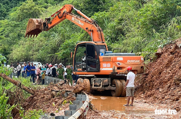 Thầy cô xứ Nghệ băng rừng, lội suối đến trường sau mưa lũ - Ảnh 3.