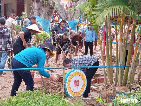 Thầy cô xứ Nghệ băng rừng, lội suối đến trường sau mưa lũ - Ảnh 4.