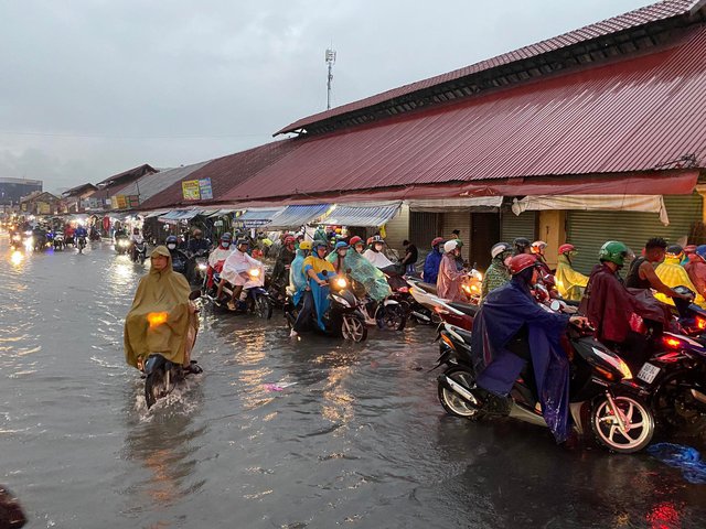 Người d&acirc;n TP.HCM vật v&atilde; trong nước ngập v&agrave; kẹt xe sau cơn mưa lớn - Ảnh 5.