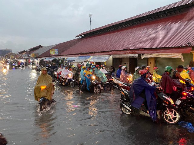 Người dân TP.HCM vật vã trong nước ngập và kẹt xe sau cơn mưa lớn - Ảnh 5.