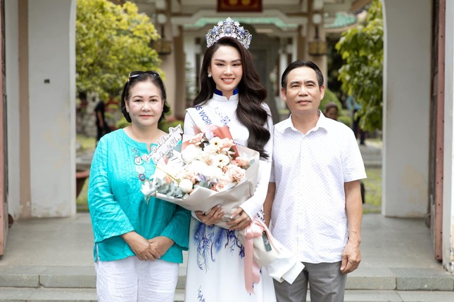 Top 3 Miss World Vietnam 2022 đứng cạnh phụ huynh: Người dậy thì thành công, người đẹp do di truyền - Ảnh 1.