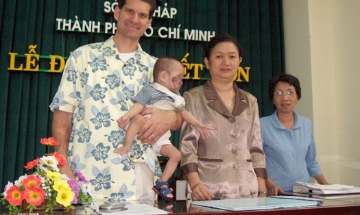 Cuộc hồi hương sau 16 năm của cậu bé gốc Việt có khối u che nửa mặt được mẹ Mỹ nhận nuôi - Ảnh 2.
