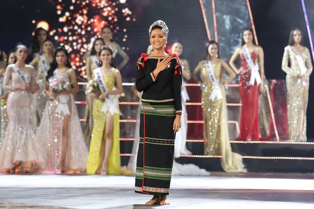Những màn final walk ấn tượng của Hoa hậu Việt: HHen Niê đi chân đất, Tiểu Vy tựa nữ thần - Ảnh 1.