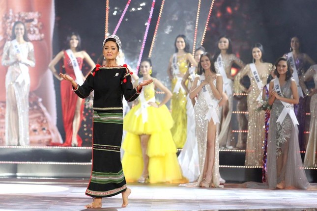 Những màn final walk ấn tượng của Hoa hậu Việt: HHen Niê đi chân đất, Tiểu Vy tựa nữ thần - Ảnh 3.