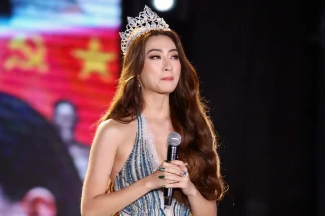 Những màn final walk ấn tượng của Hoa hậu Việt: HHen Niê đi chân đất, Tiểu Vy tựa nữ thần - Ảnh 9.