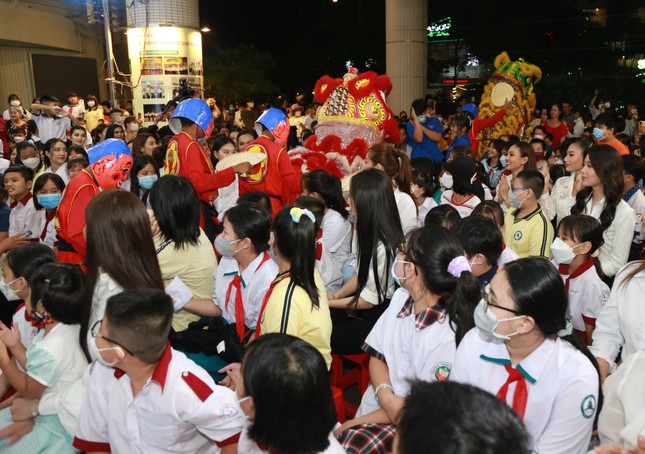 Hoa hậu Thùy Tiên, Đỗ Thị Hà và những người đẹp vui Trung thu cùng các em nhỏ TP.HCM - Ảnh 2.