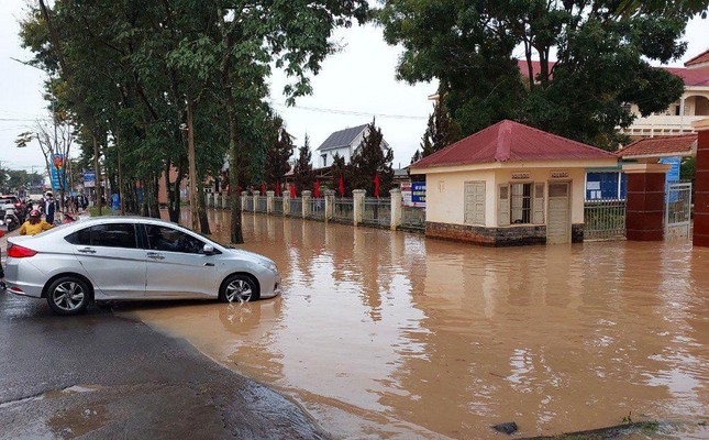 Lâm Đồng ngập chưa từng có sau 4 tiếng mưa lớn, 1 người mất tích - Ảnh 2.