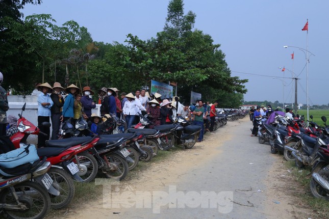 Nghệ An: Hàng trăm phụ huynh phản đối việc sáp nhập trường, không cho con đi học - Ảnh 5.