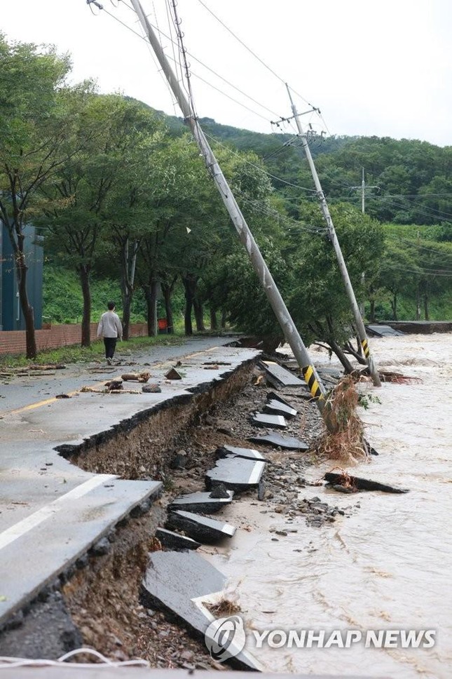Hàn Quốc: 7 người chết thảm vì xuống hầm đậu xe đúng lúc mưa bão - Ảnh 7.