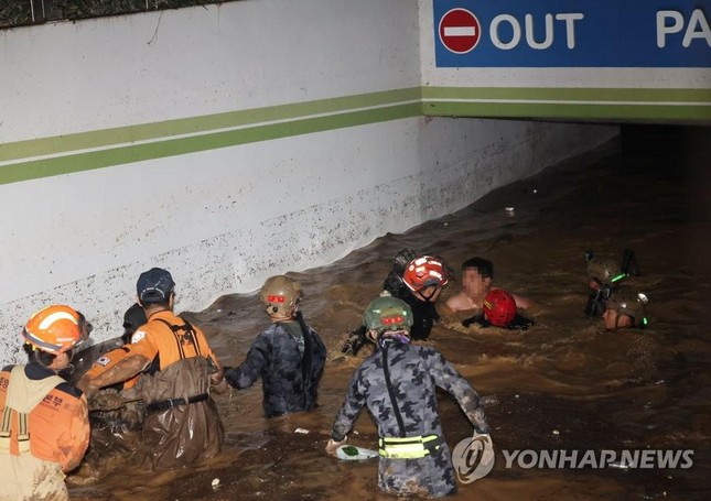 Hàn Quốc: 7 người chết thảm vì xuống hầm đậu xe đúng lúc mưa bão - Ảnh 2.