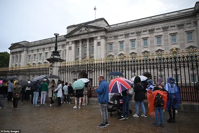 Nữ hoàng Elizabeth II đang được ‘theo dõi y tế, gia đình đến thăm - Ảnh 2.