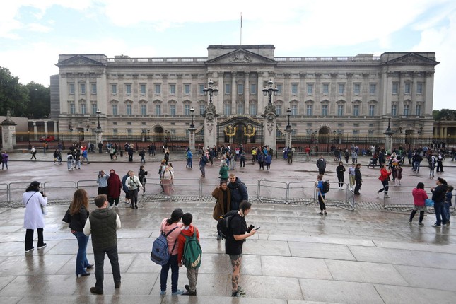 Nữ hoàng Elizabeth II đang được ‘theo dõi y tế, gia đình đến thăm - Ảnh 3.