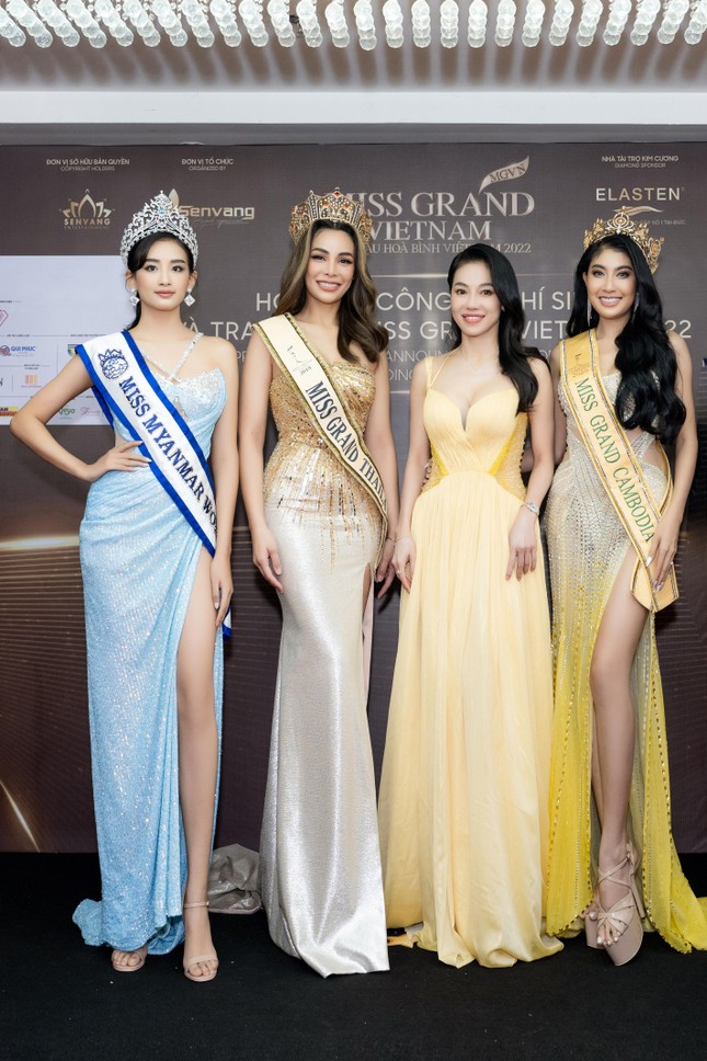 4 nàng hậu quốc tế xinh đẹp trổ tài hô tên, catwalk tại họp báo Miss Grand Vietnam 2022 - Ảnh 1.