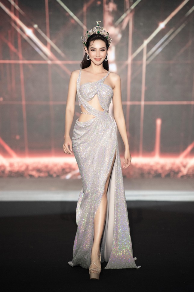 4 nàng hậu quốc tế xinh đẹp trổ tài hô tên, catwalk tại họp báo Miss Grand Vietnam 2022 - Ảnh 7.