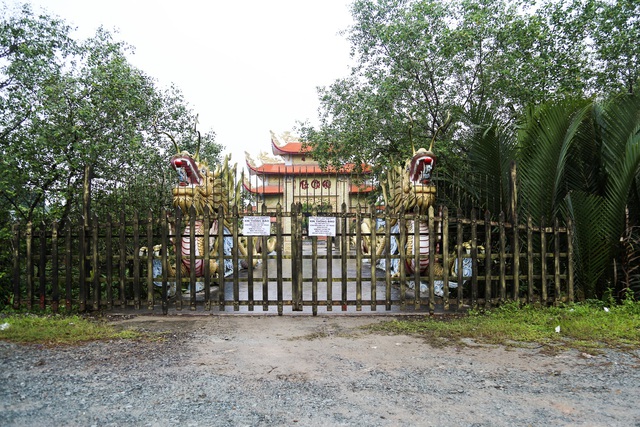 Trấn Thành, vợ chồng Trường Giang cùng dàn sao tề tựu tại đền thờ Tổ của nghệ sĩ Hoài Linh - Ảnh 2.