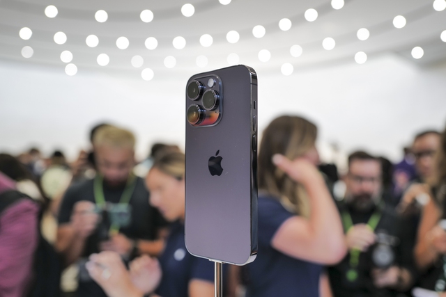 Một chiếc iPhone 14 Pro màu tím sẽ giúp bạn nổi bật trong đám đông. Hãy thấy và cảm nhận sự độc đáo của màu sắc trên chiếc điện thoại này qua những hình ảnh liên quan đến sản phẩm.