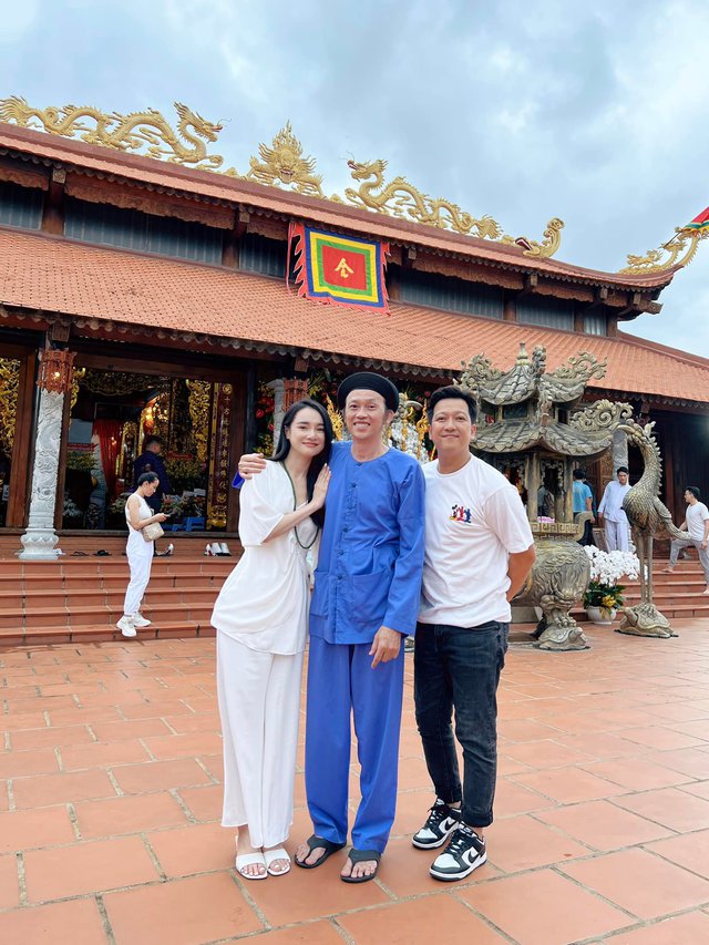 Trấn Thành, vợ chồng Trường Giang cùng dàn sao tề tựu tại đền thờ Tổ của nghệ sĩ Hoài Linh - Ảnh 8.