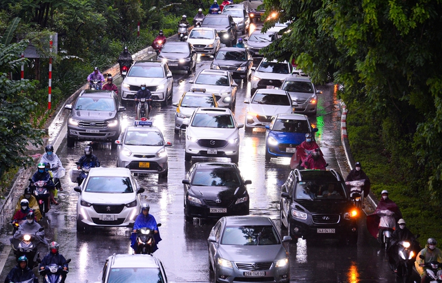 Ảnh: Đường phố Hà Nội ùn tắc nghiêm trọng sau cơn mưa buổi chiều, người dân chôn chân trên đường về nhà - Ảnh 8.
