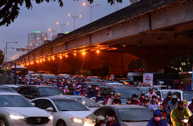 Ảnh: Đường phố Hà Nội ùn tắc nghiêm trọng sau cơn mưa buổi chiều, người dân chôn chân trên đường về nhà - Ảnh 10.