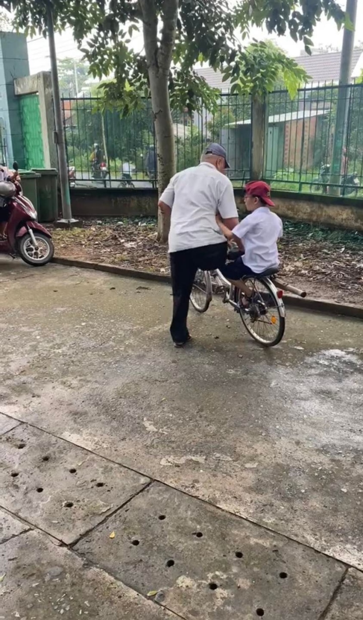 Touching scene of the old man who lost one leg and took his grandson to school on a bicycle - Photo 5.