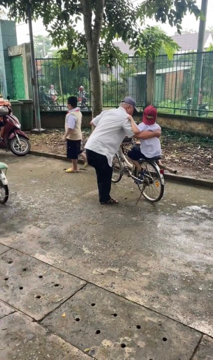 Touching scene of the old man who lost one leg and took his grandson to school on a bicycle - Photo 4. Touching scene of the old man who lost one leg and took his grandson to school on a bicycle - Photo 4.