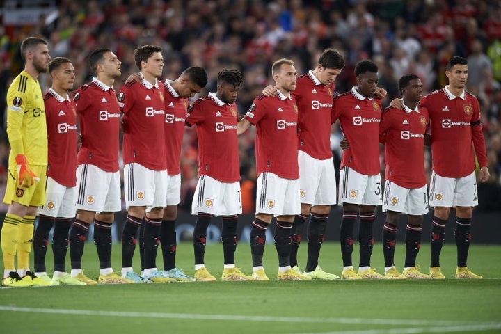 Nữ hoàng Anh qua đời: Man Utd treo cờ rủ, Arsenal mặc niệm giữa trận đấu