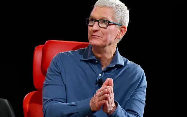 Người dùng than gửi tin nhắn sang máy Android chậm, Tim Cook đáp trả: Hãy mua cho mẹ cậu 1 chiếc iPhone - Ảnh 1.