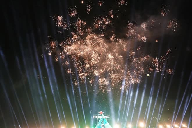 Một đêm bùng nổ tại đại tiệc Heineken Countdown Party 2023: Bộ 3 DJ bung loạt beat đỉnh cao, dàn sao Việt mở đầu năm mới ấn tượng - Ảnh 16.