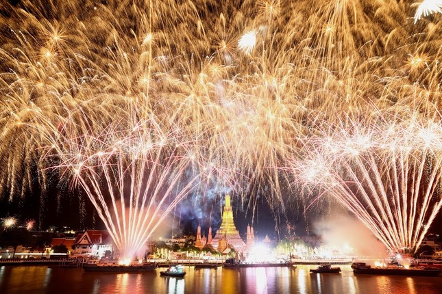 Thế giới đón năm mới 2023: Châu Âu rực rỡ pháo hoa, Ukraine vắng lặng vì giới nghiêm - Ảnh 34.