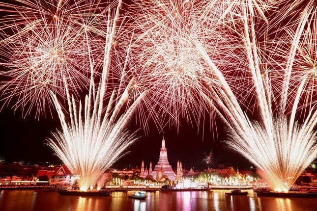 Thế giới đón năm mới 2023: Châu Âu rực rỡ pháo hoa, Ukraine vắng lặng vì giới nghiêm - Ảnh 33.